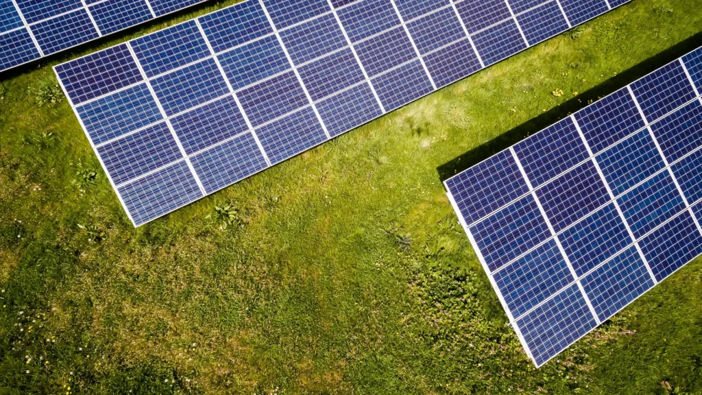 Vue aérienne de panneaux solaires photovoltaïques en Normandie